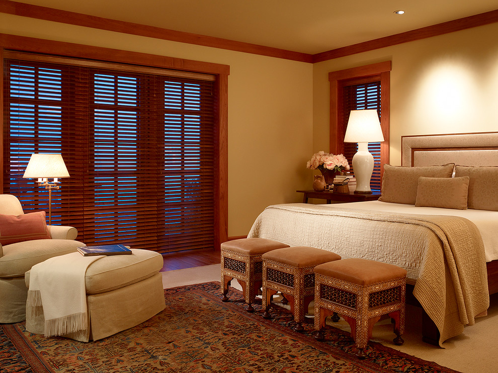 Diseño de dormitorio principal tradicional con paredes beige