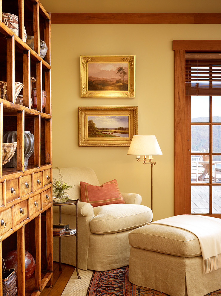 Свежая идея для дизайна: спальня в классическом стиле с желтыми стенами - отличное фото интерьера