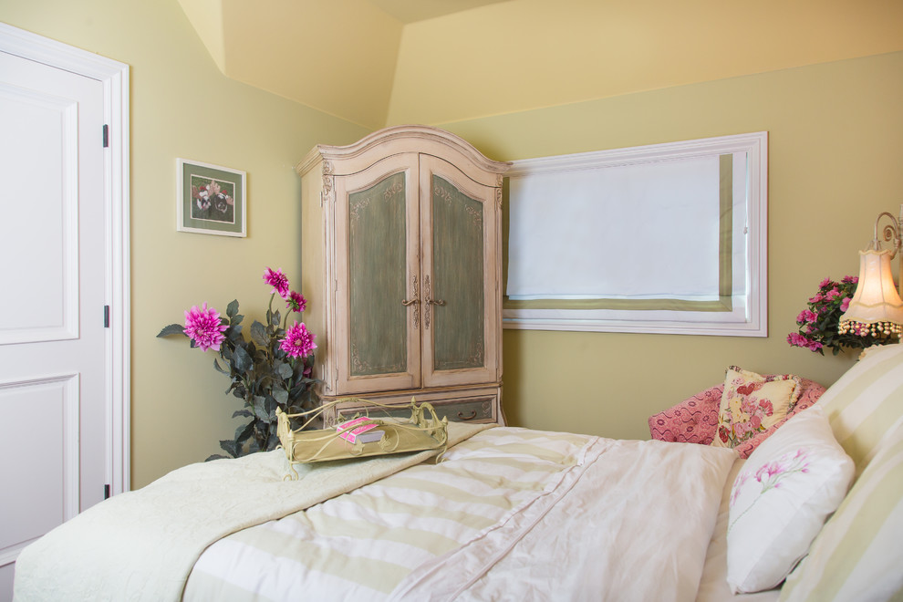 На фото: гостевая спальня среднего размера, (комната для гостей) в стиле шебби-шик с желтыми стенами с