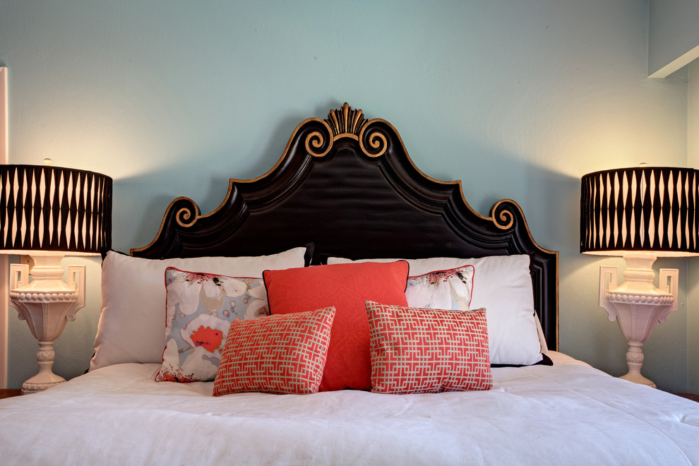Foto de dormitorio principal minimalista de tamaño medio con paredes azules y suelo de madera oscura