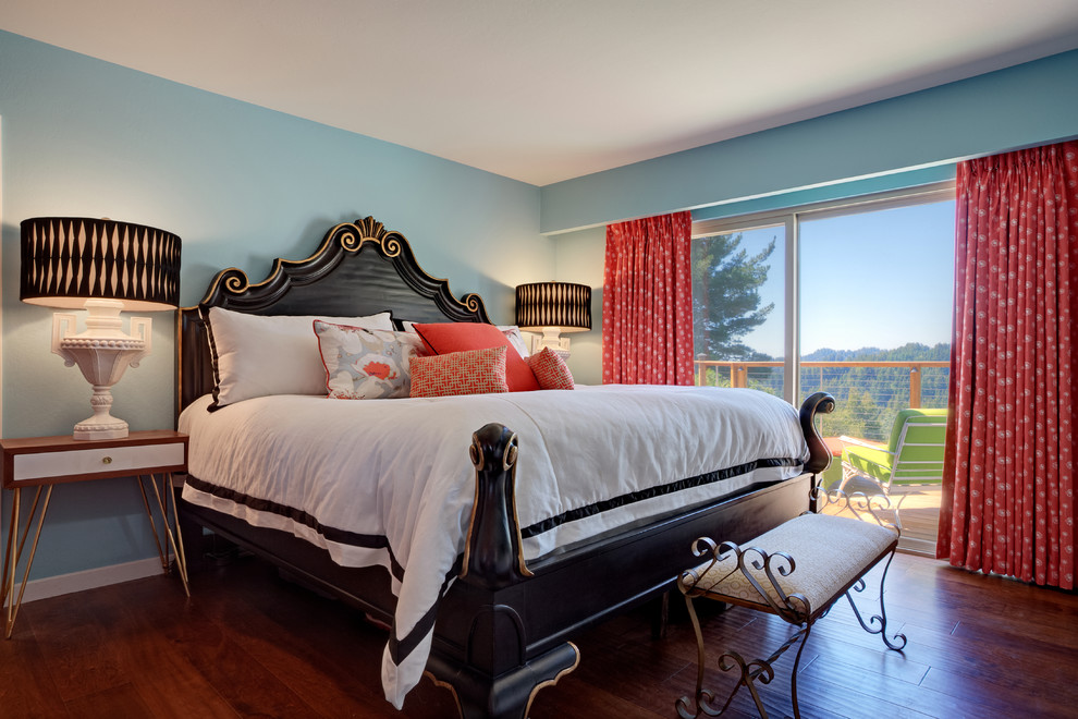 Mittelgroßes Uriges Hauptschlafzimmer mit blauer Wandfarbe und dunklem Holzboden in Atlanta