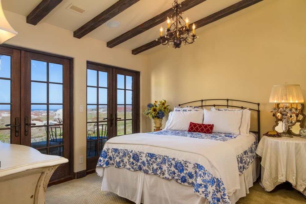 Modelo de habitación de invitados mediterránea de tamaño medio con paredes beige y suelo de madera en tonos medios