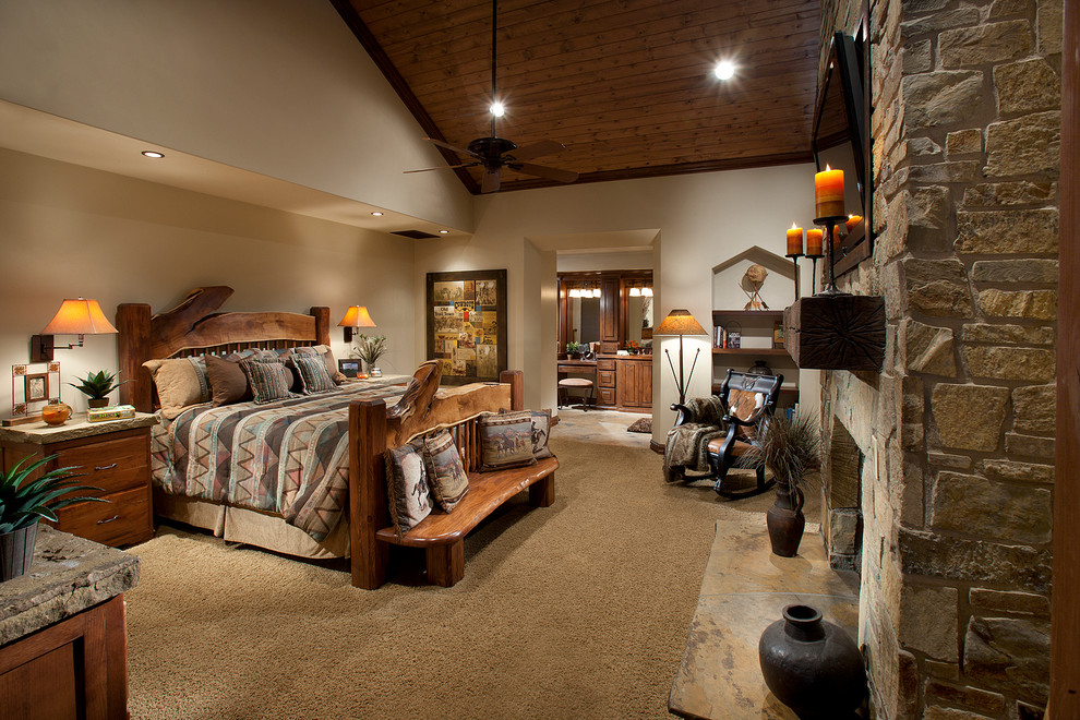 Mittelgroßes Uriges Hauptschlafzimmer mit beiger Wandfarbe, Teppichboden, Tunnelkamin und Kaminumrandung aus Stein in Phoenix