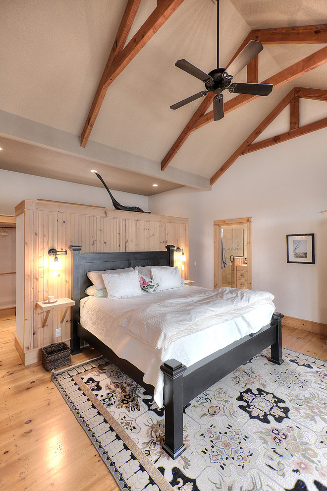 Diseño de dormitorio principal tradicional renovado de tamaño medio con paredes beige y suelo de madera en tonos medios