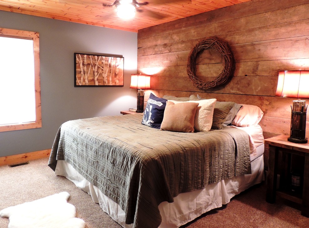 Diseño de dormitorio principal rural de tamaño medio con paredes azules y moqueta