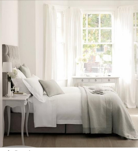 Idéer för mellanstora shabby chic-inspirerade sovrum, med vita väggar och ljust trägolv