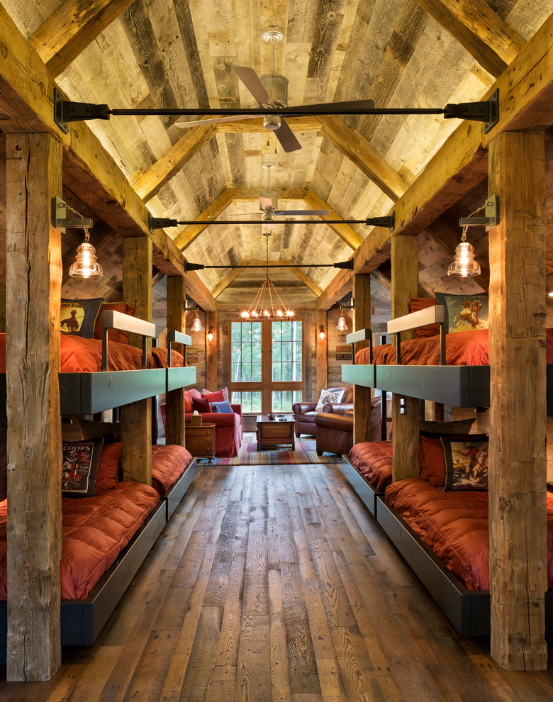 Exemple d'une très grande chambre d'amis montagne avec un mur marron et un sol en bois brun.