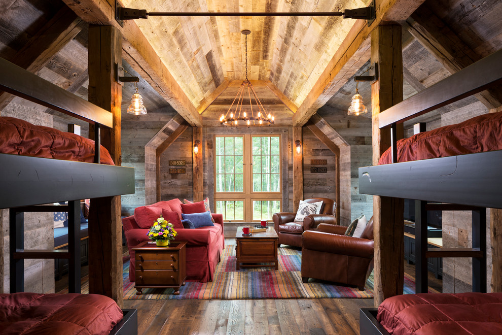 Imagen de habitación de invitados rural con paredes marrones y suelo de madera en tonos medios