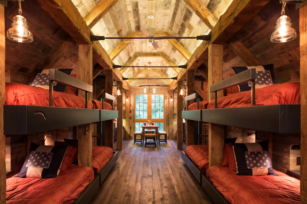 Imagen de dormitorio rural con paredes marrones y suelo de madera en tonos medios