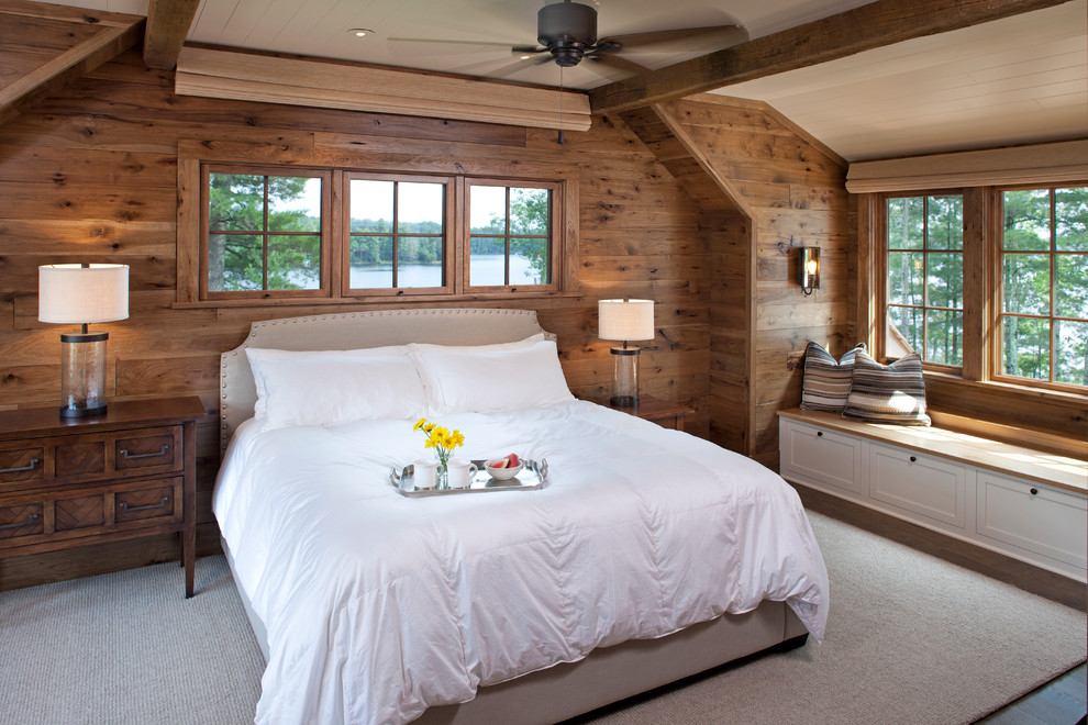 На фото: гостевая спальня (комната для гостей) в стиле рустика с коричневыми стенами и паркетным полом среднего тона с