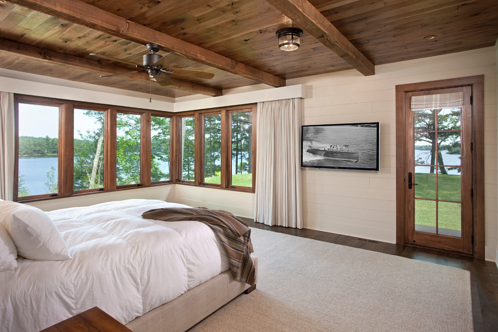 Modelo de habitación de invitados rústica con paredes marrones y suelo de madera en tonos medios