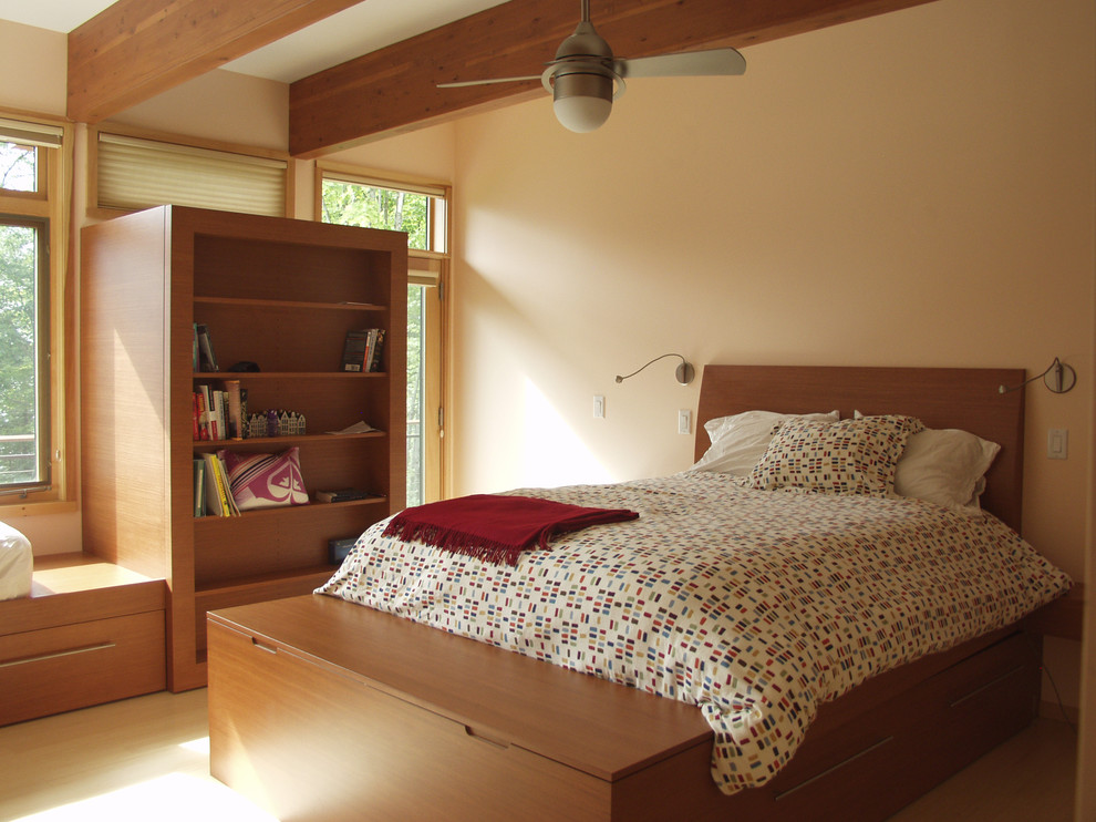 Foto de dormitorio actual con suelo de bambú