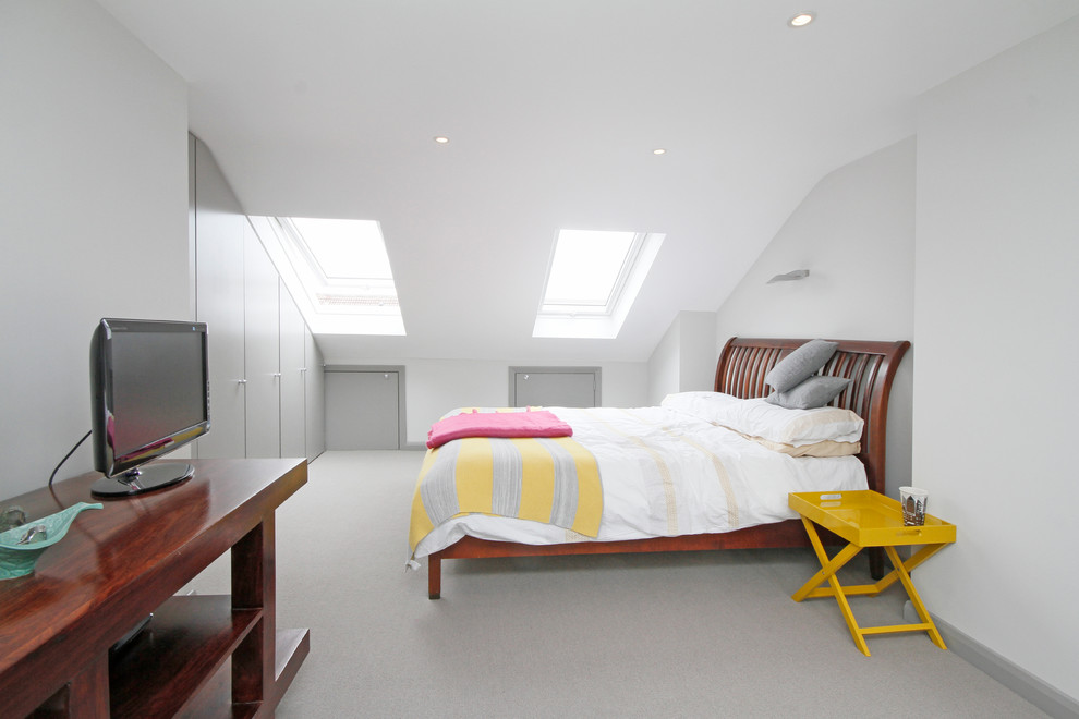 Стильный дизайн: большая хозяйская спальня в современном стиле с белыми стенами и ковровым покрытием без камина - последний тренд
