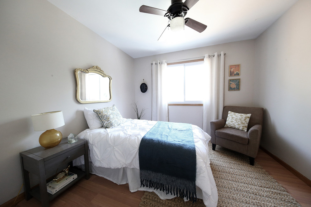 Esempio di una piccola camera degli ospiti bohémian con pareti beige e parquet chiaro