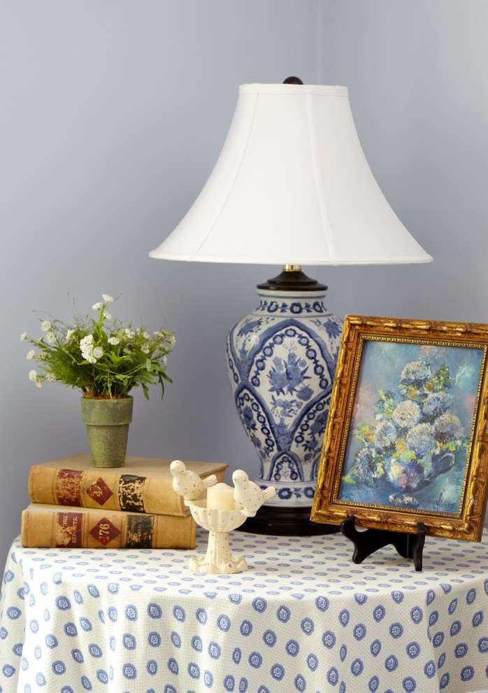 Inspiration för ett mellanstort vintage gästrum, med blå väggar och mellanmörkt trägolv