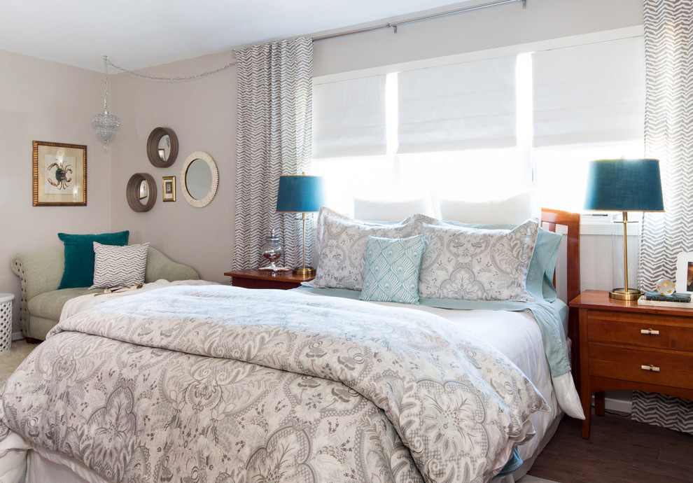 На фото: хозяйская спальня в современном стиле с серыми стенами с
