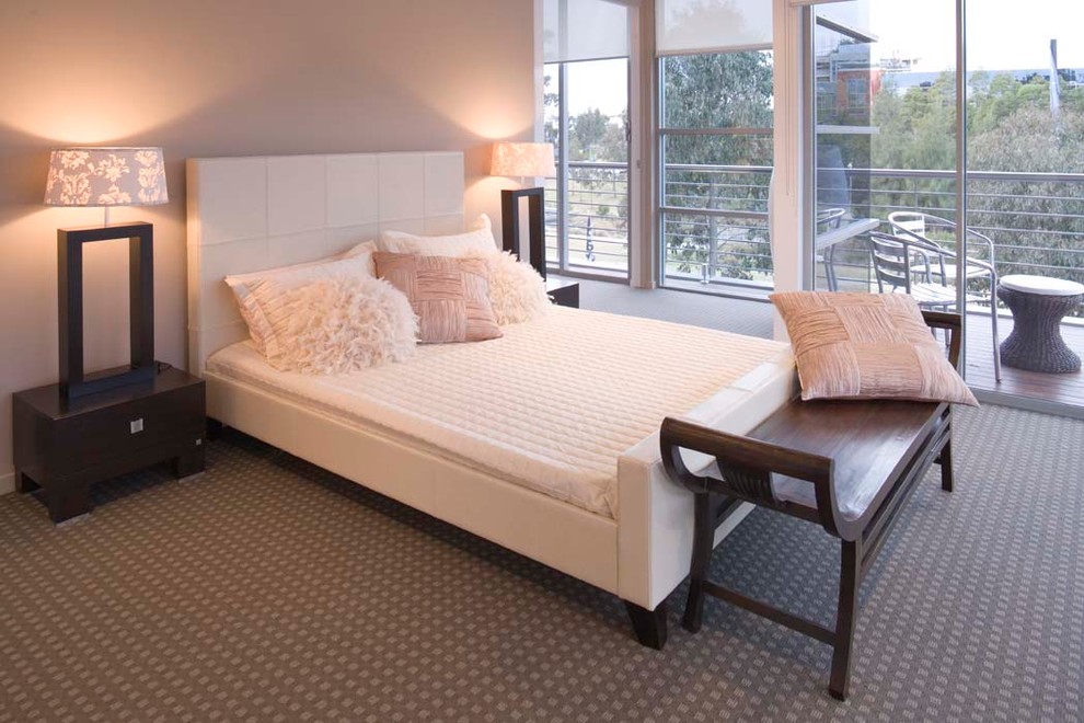 На фото: большая хозяйская спальня в современном стиле с белыми стенами, ковровым покрытием и серым полом с