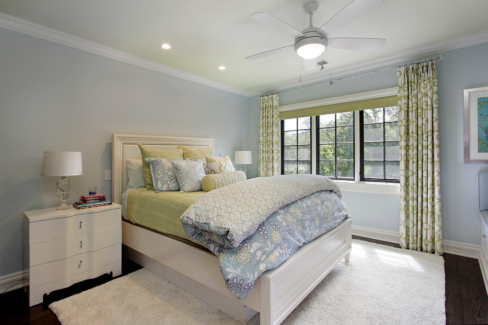 Foto di una camera da letto classica con pareti blu e parquet scuro