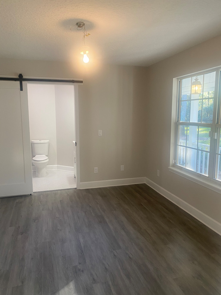 Modernes Gästezimmer mit grauer Wandfarbe, Laminat und grauem Boden in Jacksonville