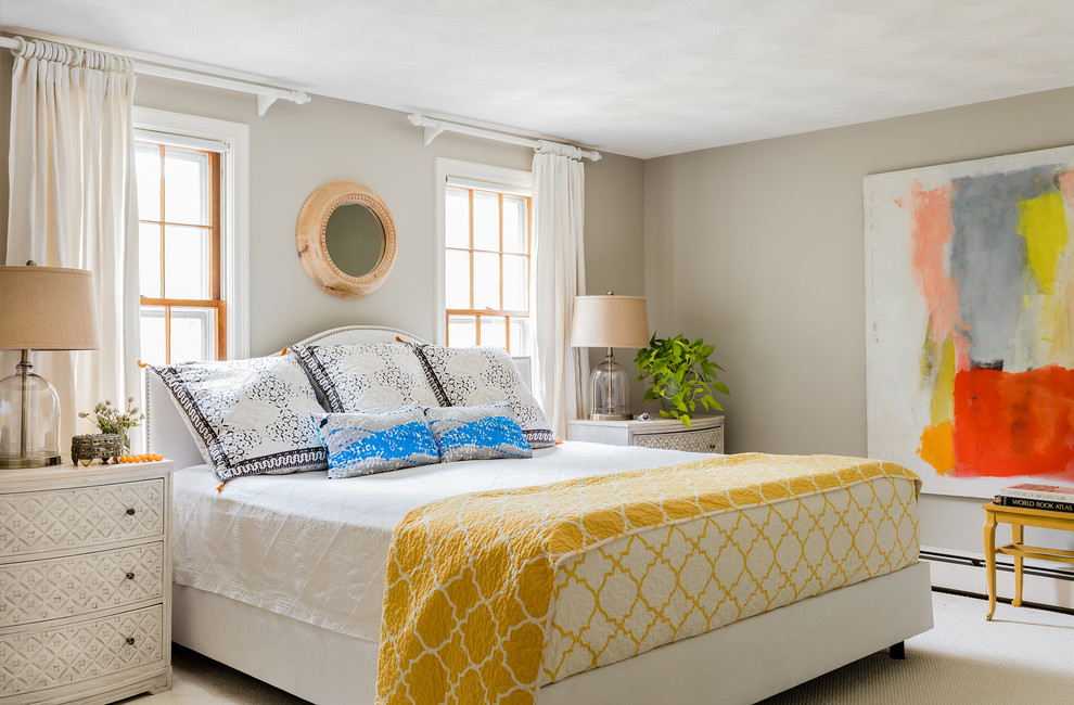 На фото: спальня в стиле неоклассика (современная классика) с серыми стенами и ковровым покрытием без камина с
