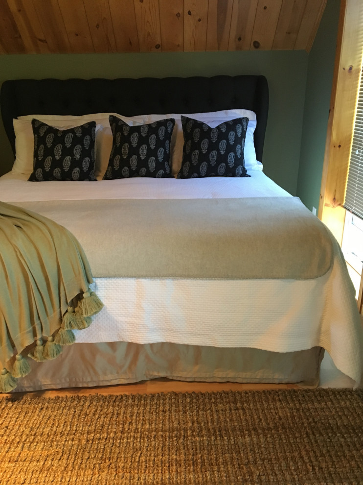 Kleines Maritimes Gästezimmer mit grüner Wandfarbe, Laminat und orangem Boden in Sonstige