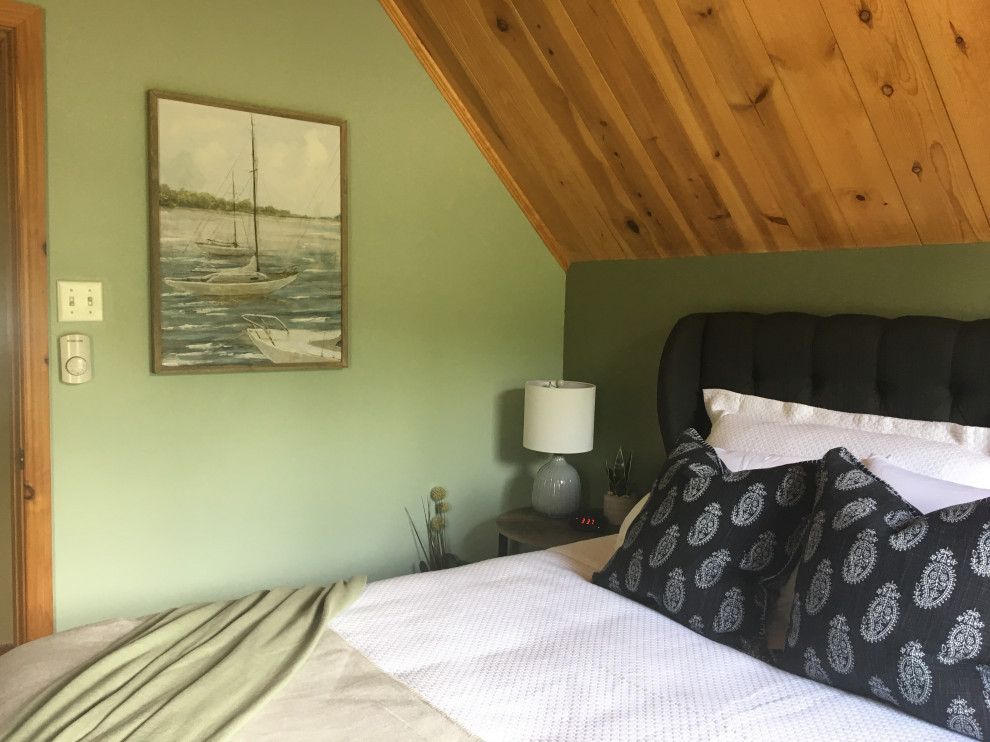 Ispirazione per una piccola camera degli ospiti stile marino con pareti verdi, pavimento in laminato e pavimento arancione