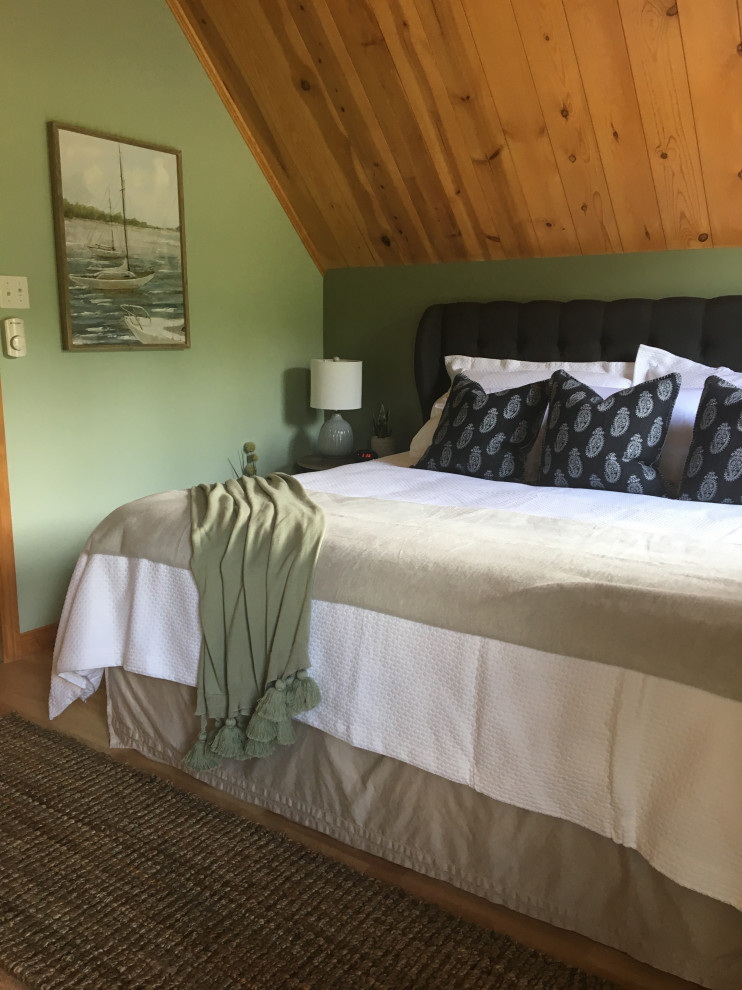 Идея дизайна: маленькая гостевая спальня (комната для гостей) в морском стиле с зелеными стенами, полом из ламината и оранжевым полом для на участке и в саду