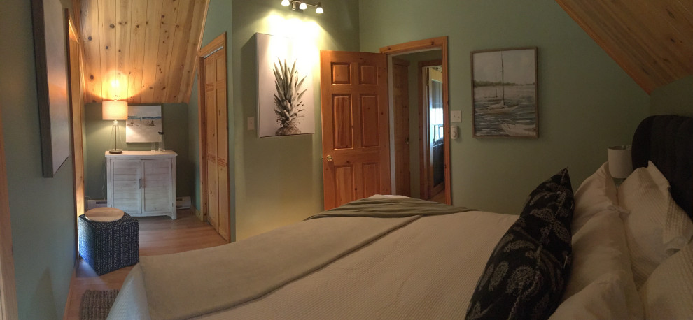 Esempio di una piccola camera degli ospiti costiera con pareti verdi, pavimento in laminato e pavimento arancione