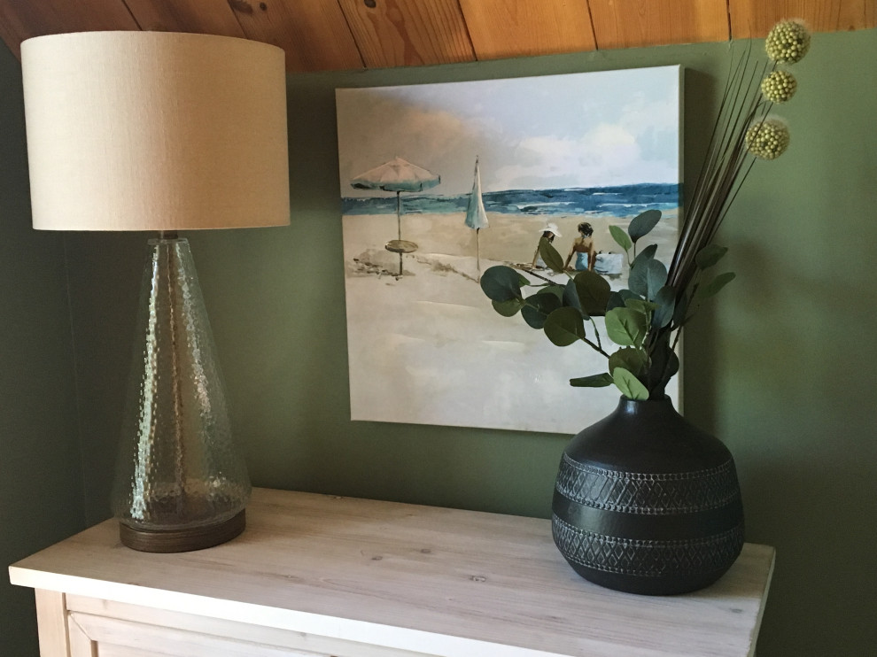 Ejemplo de habitación de invitados costera pequeña con paredes verdes, suelo laminado y suelo naranja