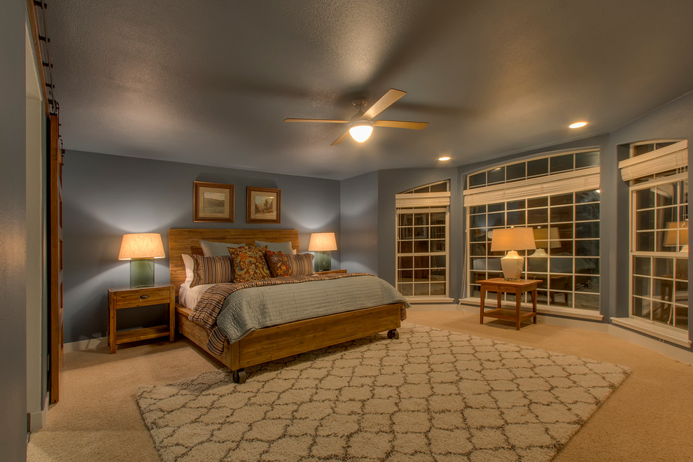 Imagen de dormitorio principal bohemio grande con paredes azules y moqueta