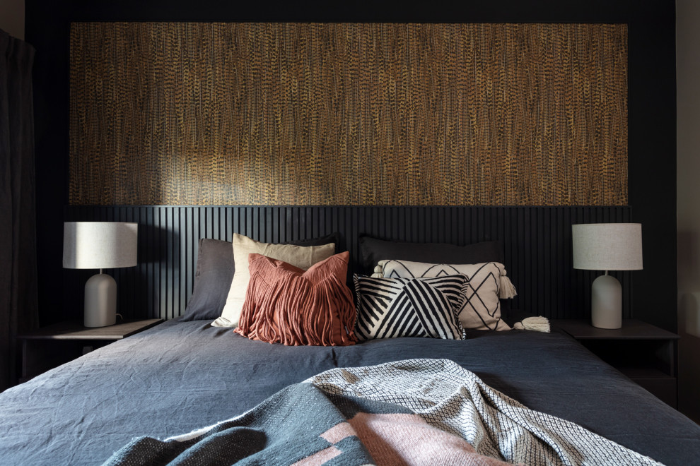 Стильный дизайн: хозяйская спальня среднего размера с черными стенами, темным паркетным полом, коричневым полом и обоями на стенах - последний тренд