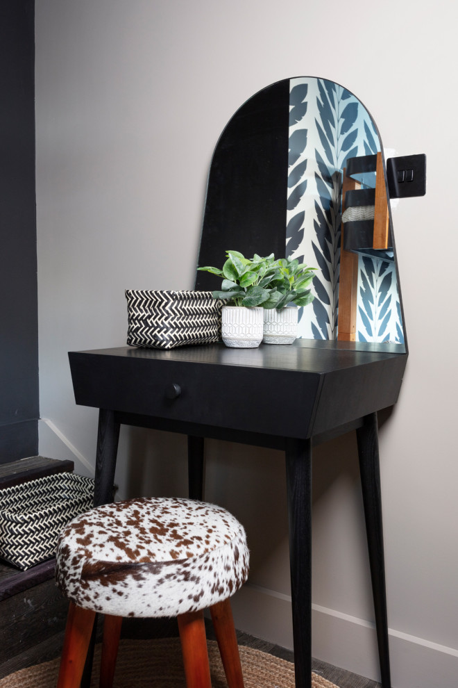 Idée de décoration pour une chambre d'amis de taille moyenne avec un mur noir, parquet foncé, un sol marron et du papier peint.