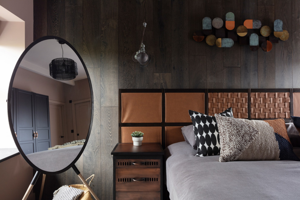 Modelo de dormitorio principal de tamaño medio con paredes marrones, suelo de madera oscura, suelo marrón y madera