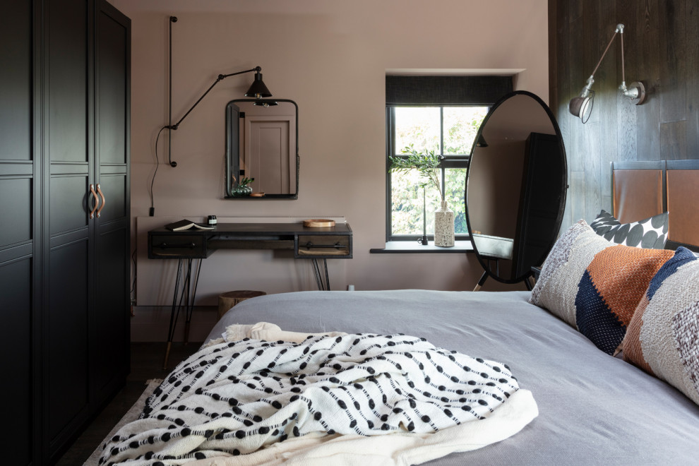 Свежая идея для дизайна: хозяйская спальня среднего размера в стиле рустика с коричневыми стенами, темным паркетным полом, коричневым полом и деревянными стенами - отличное фото интерьера
