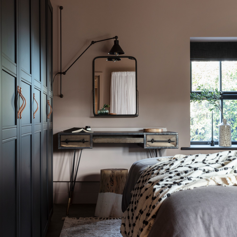 Foto de dormitorio principal contemporáneo de tamaño medio sin chimenea con paredes beige, suelo de madera oscura y suelo marrón