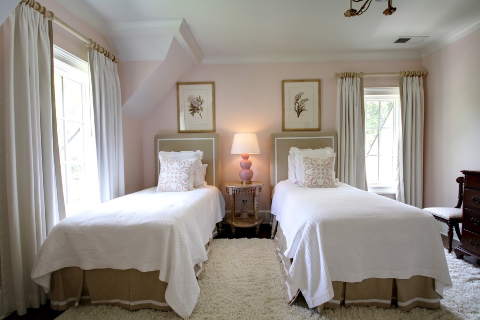 アトランタにあるトラディショナルスタイルのおしゃれな客用寝室 (ピンクの壁) のインテリア