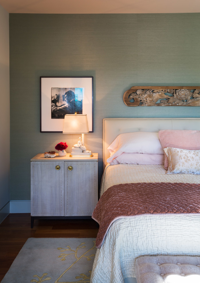 Modelo de dormitorio principal tradicional renovado de tamaño medio con paredes azules y suelo de madera oscura