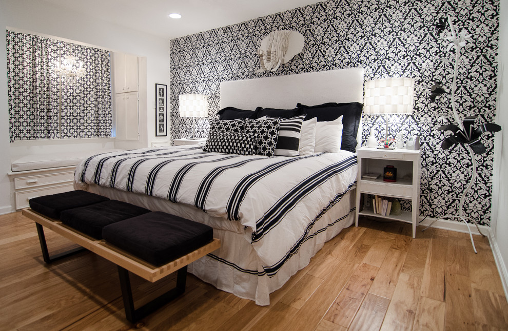 Ejemplo de dormitorio contemporáneo sin chimenea con paredes multicolor y suelo de madera en tonos medios