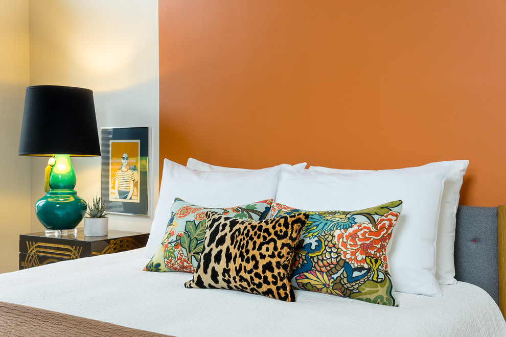 Идея дизайна: большая гостевая спальня (комната для гостей) в восточном стиле с оранжевыми стенами и паркетным полом среднего тона