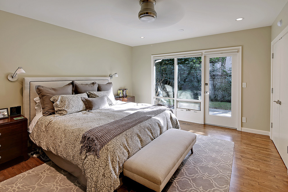 Ejemplo de dormitorio principal contemporáneo de tamaño medio sin chimenea con paredes beige y suelo de madera en tonos medios