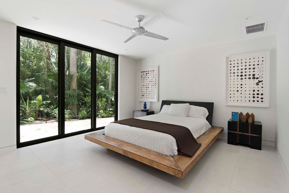 Modernes Schlafzimmer mit weißer Wandfarbe in Orlando