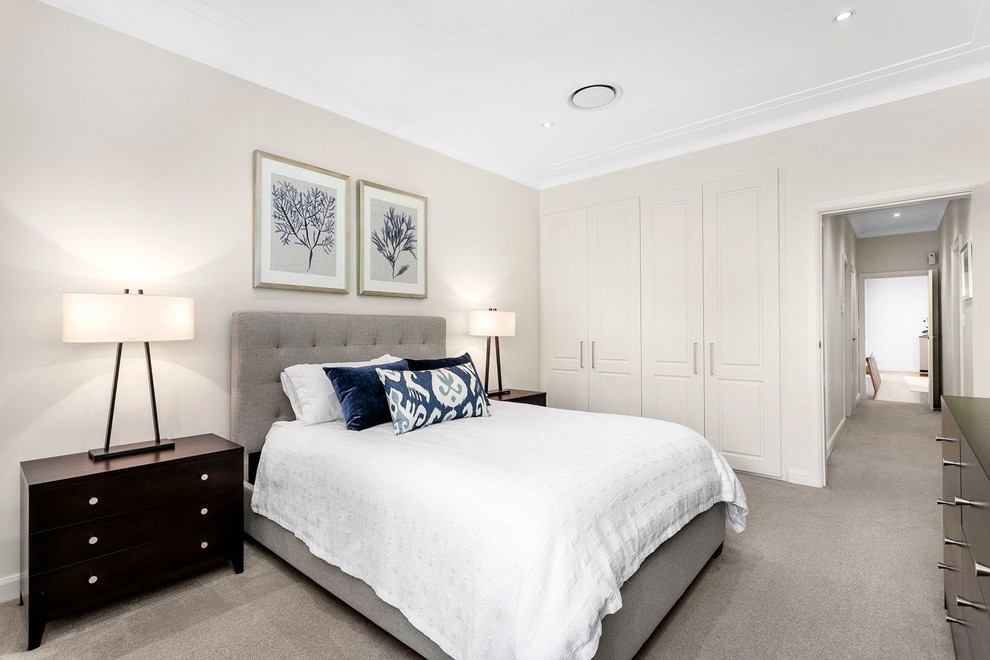 Foto de dormitorio principal clásico renovado con paredes beige, moqueta y suelo gris