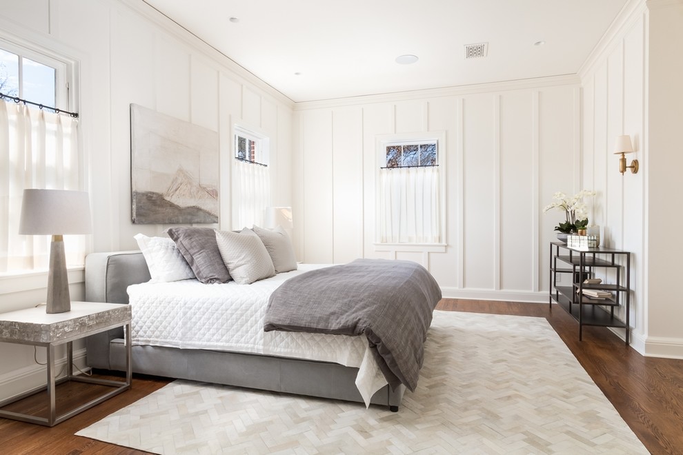 Mittelgroßes Klassisches Hauptschlafzimmer mit weißer Wandfarbe, braunem Holzboden und braunem Boden in Austin