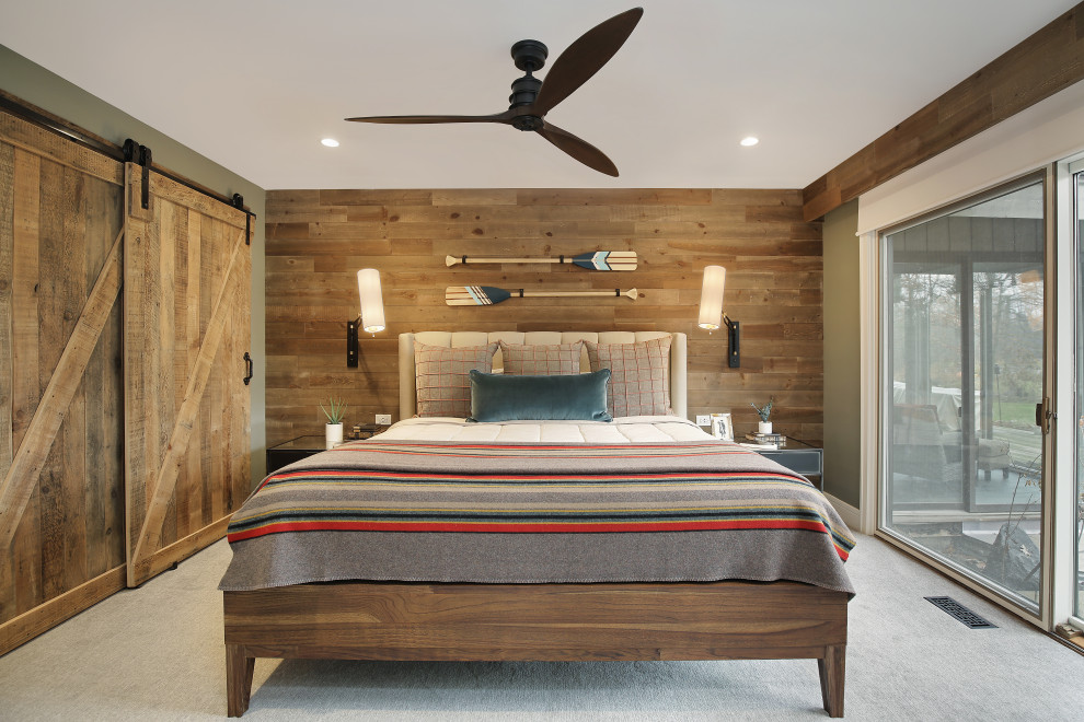 Foto di una camera da letto stile rurale con pareti marroni, moquette, pavimento grigio e pareti in legno