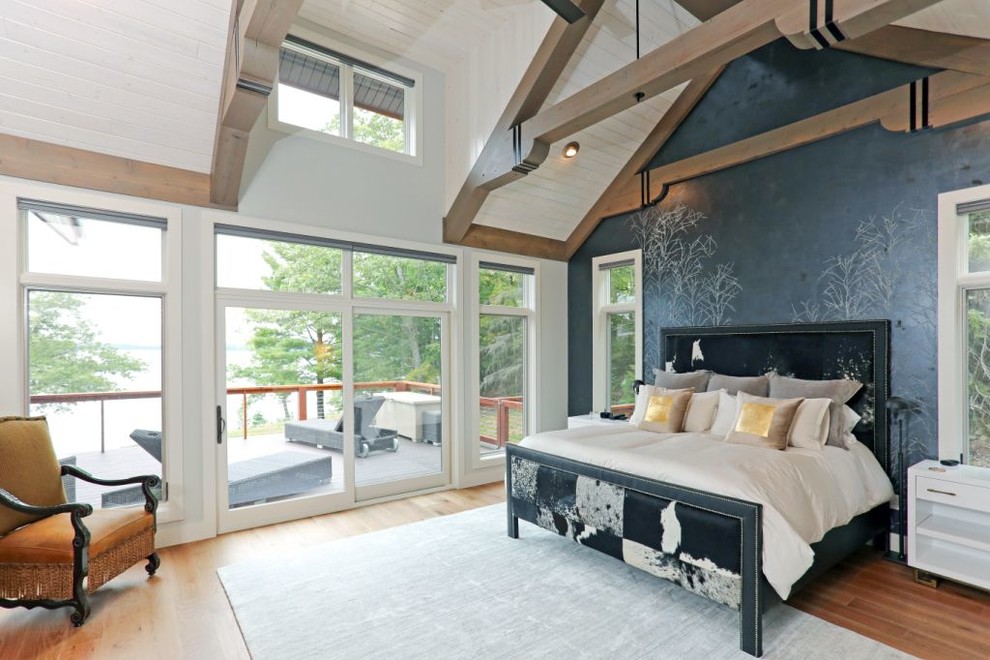 Идея дизайна: большая хозяйская спальня в стиле неоклассика (современная классика) с серыми стенами, паркетным полом среднего тона и коричневым полом без камина