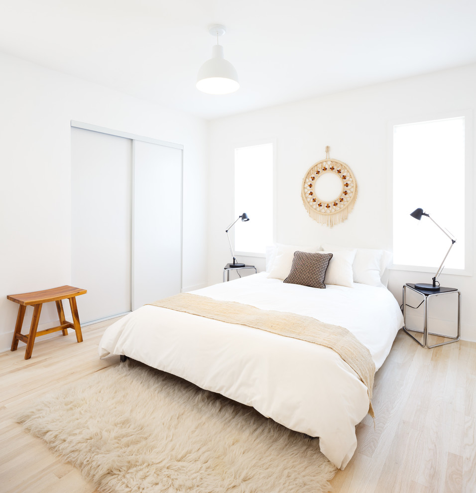 Свежая идея для дизайна: спальня в современном стиле с белыми стенами и светлым паркетным полом без камина - отличное фото интерьера