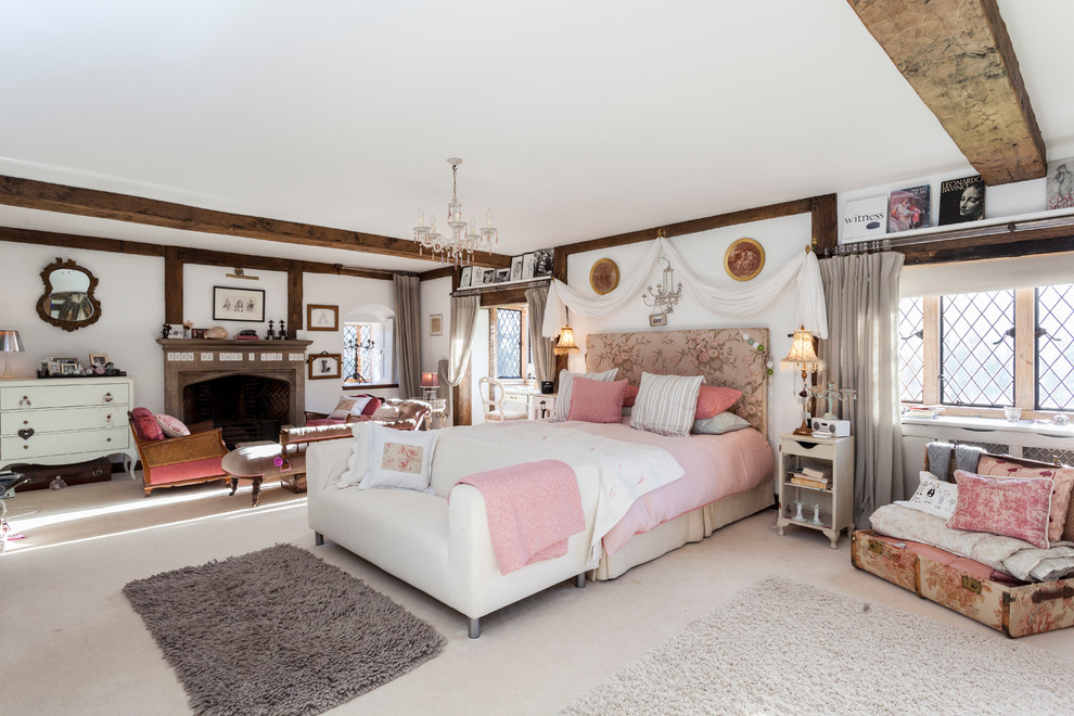 Пример оригинального дизайна: спальня в классическом стиле с белыми стенами и стандартным камином