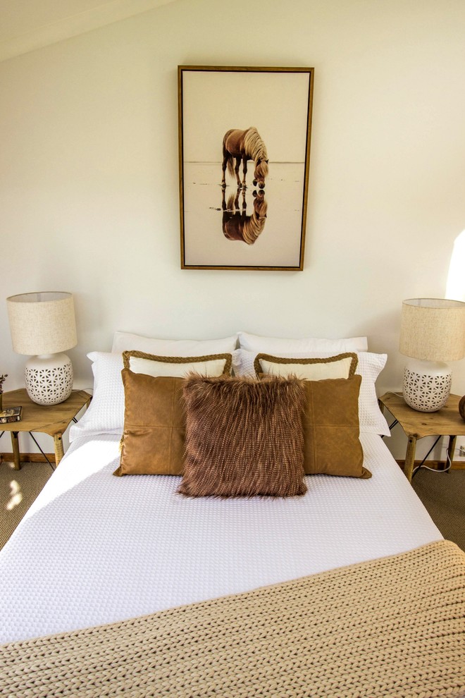 Mittelgroßes Landhausstil Gästezimmer mit weißer Wandfarbe, braunem Holzboden und braunem Boden in Adelaide