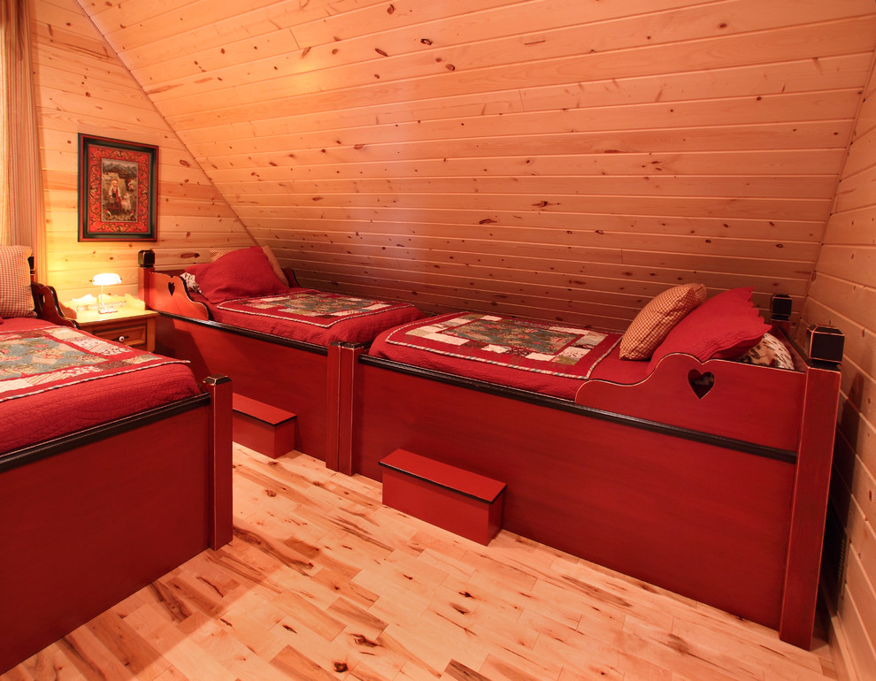 Пример оригинального дизайна: маленькая спальня на антресоли в стиле рустика с коричневыми стенами и светлым паркетным полом для на участке и в саду