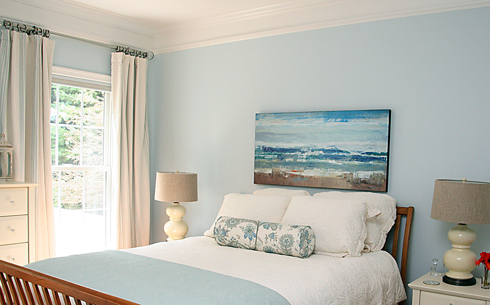 Ispirazione per una grande camera matrimoniale stile marinaro con pareti blu, pavimento in legno massello medio e nessun camino